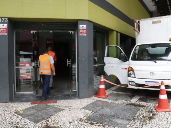 São Paulo (SP) 22/03/2024 - Uma série de apagões continuam a afligir a cidade de SP. Hoje, unidades do SESC 24 de Maio e 14 Bis avisaram seus clientes e frequentadores que não vão abrir por causa da falta de energia. Lojas fechadas na Rua Barao de Itapetininga e bares funcionando a luz de velas.
Foto: Paulo Pinto/Agência Brasil