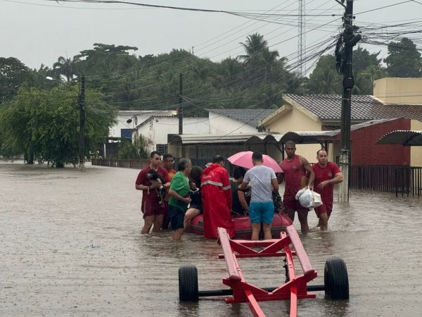 Família resgatada em Santa Rita — Foto: Karine Tenório/TV Cabo Branco