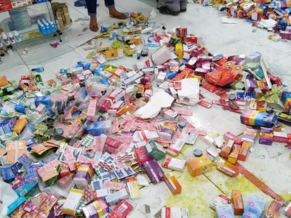 Bandidos arrombam cofre com carro e destroem farmácia na zona Norte de Natal — Foto: Cedida