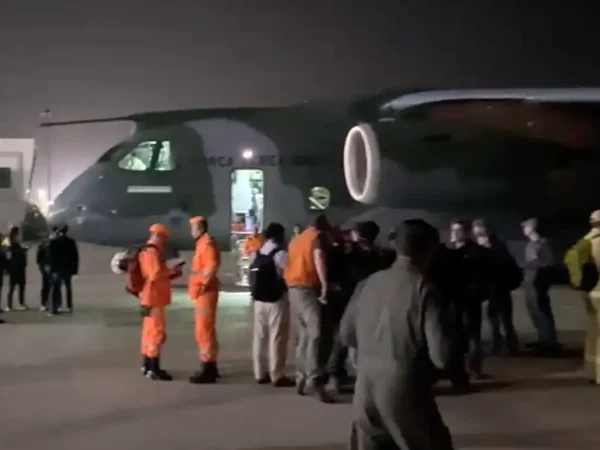 Força Aérea Brasileira (FAB) informa que uma aeronave KC-390 Millennium, do Primeiro Grupo de Transporte de Tropa (1º GTT) - Esquadrão Zeus, pousou, às 23h40 (horário de Brasília) desta sexta-feira (26/06) na Base Militar da Força Aerea Venezuelana El Libertador, em Maracay, na Venezuela, transportando médicos, cães farejadores e equipamentos especializados para apoiar a País após os terremotos registrados na última terça-feira (23/06).  Frame: FAB/Divulgação