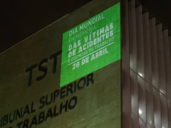 Projeção no prédio do TST lembra número de mortos em acidentes de trabalho no Brasil. A ação faz parte da campanha Abril Verde e ao Dia Mundial em Memória das Vítimas de Acidentes e Doenças do Trabalho, celebrado em 28 de abril.