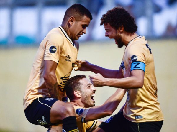 Os gols foram marcados por Carlos Sánchez (2), Derlis González e Jean Mota — Foto: Fernando Dantas/Gazeta Press