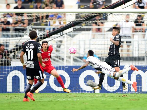 O Corinthians pode ver o vice-líder Palmeiras diminuir a diferença para três pontos (Foto: Fernando Dantas/Gazeta Press)