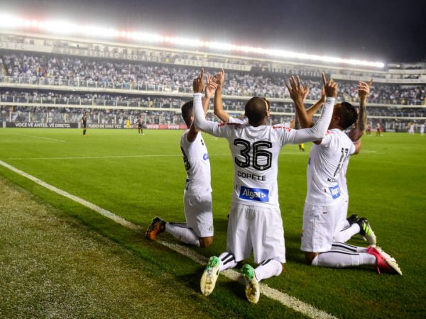 Com três gols do colombiano Jonathan Copete, o Santos ultrapassou o Palmeiras (Foto: Fernando Dantas/Gazeta Press)