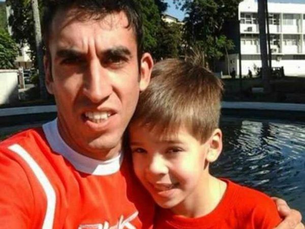 Fernano Sierra foi buscar Felipe na escola na quinta-feira; no sábado, os dois foram encontrados sem vida a 150 km de Montevidéu, capital do país (Foto: Campanha de buscas / Facebook)