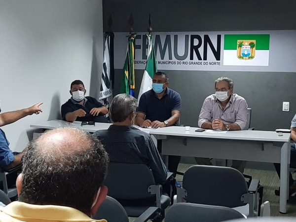 Álvaro Dias (prefeito de Natal) e Babá Pereira (presidente da FEMURN) se reúnem com Abrasel, ABIH, CDL, Fecomércio — Foto: Samuel Florêncio/Inter TV Cabugi