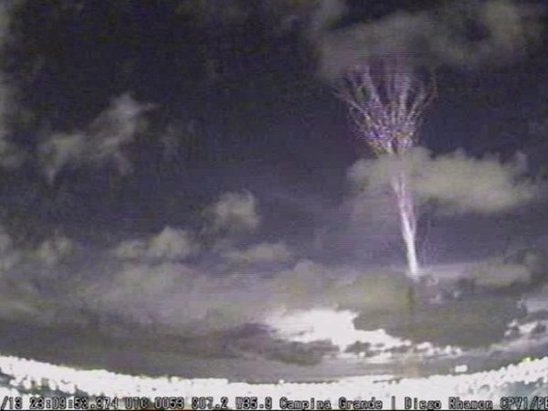 Fenômeno raro Gigantic Jets foi registrado por aluno de meteorologia de Campina Grande (Foto: Reprodução/Bramon/Diego Rhamon)