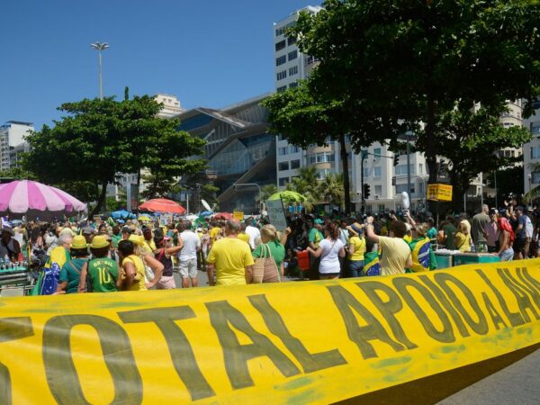 Rio de Janeiro - Manifestação em Copacabana pede fim da impunidade e do foro privilegiado e em defesa da Operação Lava Jato (Fernando Frazão/Agência Brasil)