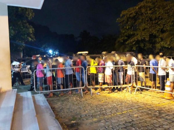 Festa acabou com 34 suspeitos levados para a Central de Flagrantes da Delegacia de Plantão da Zona Sul de Natal — Foto: PMRN/Divulgação