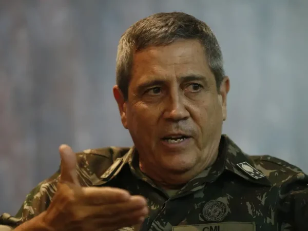 O interventor federal na segurança pública do estado do Rio de Janeiro, general Walter Braga Netto, concede entrevista à Agência Brasil no Monumento aos Mortos da Segunda Guerra Mundial.