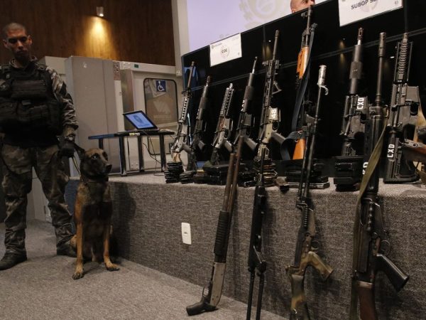 Operação conjunta das polícias Civil e Militar no Complexo da Maré, apreende fuzis e munição em paiol do tráfico de drogas.