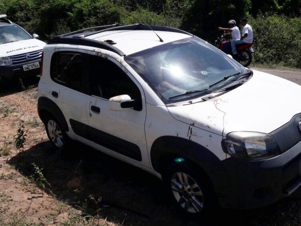 Carro do bombeiro, um Fiat, ficou no local do crime (Foto: Divulgação/PM)