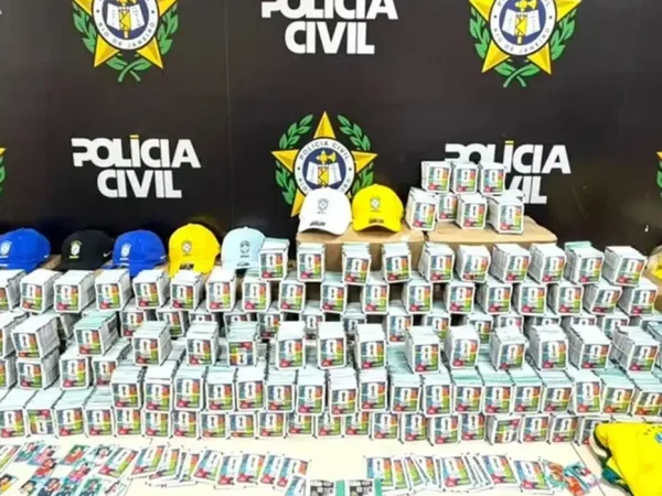 Rio de Janeiro (RJ), 21/05/2026 - A Polícia Civil do Rio de Janeiro apreendeu 200 mil figurinhas falsificadas do álbum da Copa do Mundo 2026. A apreensão foi feita por policiais da Delegacia de Repressão aos Crimes contra a Propriedade Imaterial (DRCPIM), em Nova Iguaçu, na Baixada Fluminense. Foto: PCRJ/Divulgação