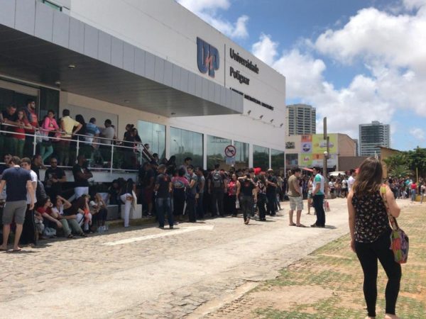 Fila de candidatos do Enem 2019 em uma dos principais locais de prova em Natal - a UNP da avenida Roberto Freire. — Foto: Gabriela Fernandes/Inter TV Cabugi