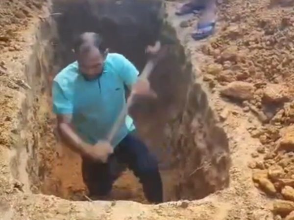 Filho abre cova para enterrar o pai em cemitério público do RN — Foto: Reprodução