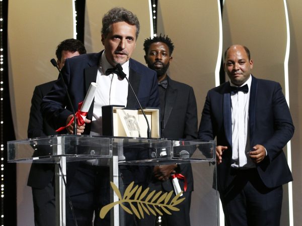 Kleber Mendonça Filho recebe o Prêmio do Júri do Festival de Cannes 2019, na França — Foto: Reuters
