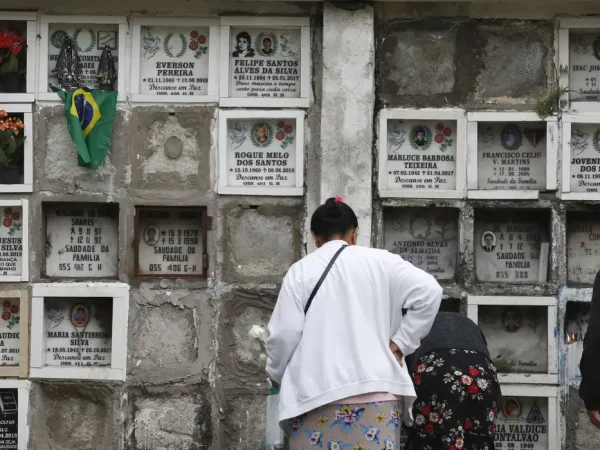 São Paulo (SP), 02/11/2023 - Movimento em Dia de Finados no Cemitério São Luiz, em São Paulo.  Foto: Paulo Pinto/Agência Brasil