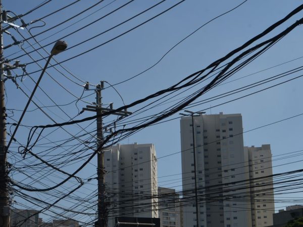 São Paulo - As agências Anatel e Aneel notificaram as operadoras Claro, Oi, TIM e Vivo para regularizarem suas instalações em postes de eletricidade da AES Eletropaulo