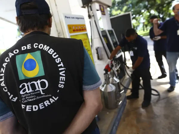Força-tarefa integrada pela Agência Nacional do Petróleo, Gás Natural e Biocombustíveis (ANP), Procon e Inmetro fiscaliza postos revendedores de combustíveis em Brasília.