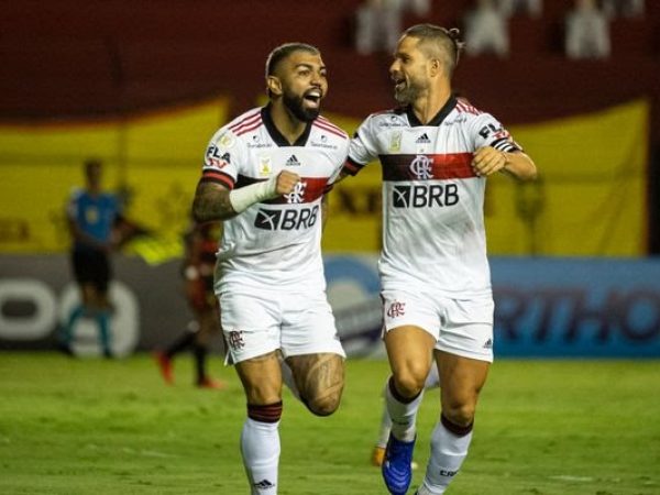Gabigol fez o primeiro gol do Flamengo e comemorou com o capitão Diego. Crédito: Alexandre Vidal / Flamengo