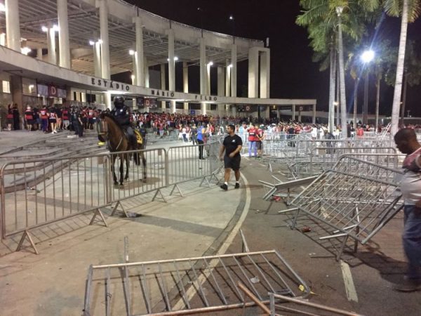 Antes do jogo, torcedores do flamengo já causavam tumulto fora do estádio (Foto: Raphael Zarko)