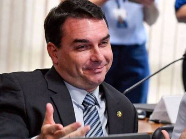Segundo o MP, foram identificados pelo menos 13 assessores que repassaram parte dos salários ao ex-assessor dele, Fabrício Queiroz — Foto: Geraldo Magela/Agência Senado