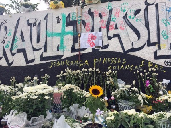 Flores em homenagem às vítimas do massacre na Escola Estadual Professor Raul Brasil, em Suzano — Foto: Glauco Araújo/G1