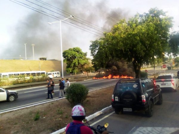 Trânsito foi interrompido por causa do fogo (Foto: Erick Henrique)