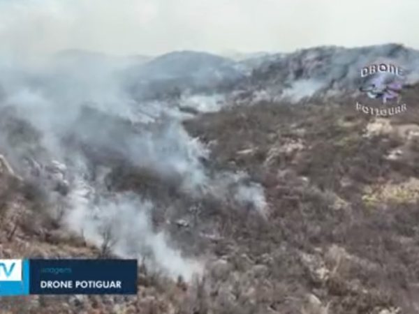 Fogo atinge área da serra — Foto: Drone Potiguar/cedidas