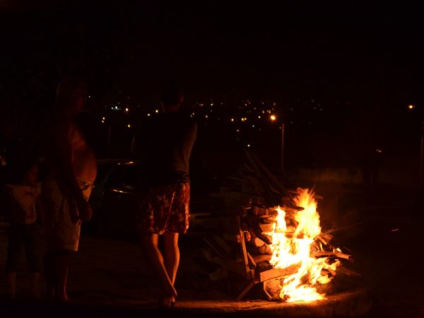 Fogueiras acesa em Campina Grande. — Foto: Krystine Carneiro