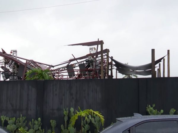 Era possível ver a estrututra da casa de shows danificada nesta segunda-feira (29) — Foto: TV Cabo Branco/Reprodução