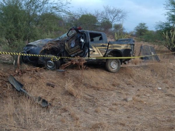 Eronilson Gomes, de 49 anos, dirigia o veículo e morreu no local. Outros dois policiais e o detento ficaram feridos e não correm risco — Foto: Redes sociais