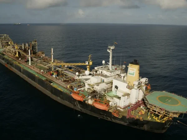 A Petrobras concluiu nesta sexta-feira (07) o leilão que vai permitir a empresa romper mais uma fronteira na indústria de exploração de petróleo. 
A Gerdau S.A. –que atua em áreas como mineração, produção de aço e reciclagem de metal – em parceria com o estaleiro Ecovix, arrematou a plataforma de exploração P-32, para que seja submetida ao processo de descomissionamento – uma forma de reciclagem da estrutura, mitigando impactos ambientais. Foto: Petrobras/Divulgação