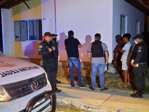 Bandidos arrombaram a porta da casa no Conjunto Odete Rosado, em Mossoró — Foto: Marcelino Neto/ O Câmera