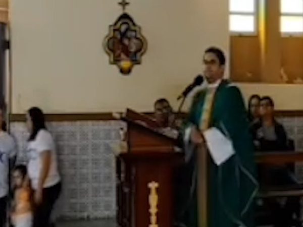 Padre de cidade do interior da Paraíba é acusado de intolerância religiosa durante missa — Foto: Redes Sociais