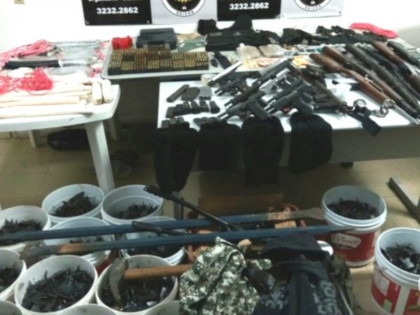 Um arsenal com pistolas, espingardas, grampos para furar pneus e explosivos foi apreendido - Divulgação/Polícia Civil