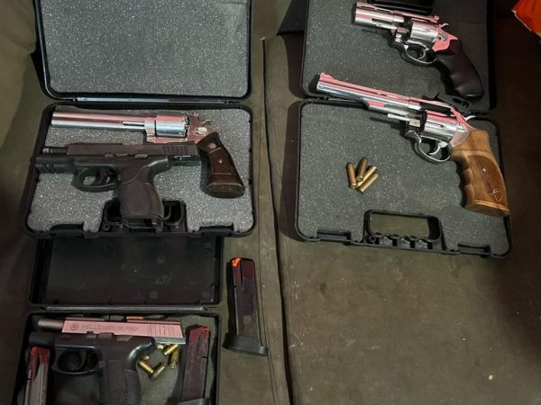 Armas apreendidas durante a Operação Kéfale, deflagrada em 11 estados do Brasil — Foto: Ficco/Divulgação