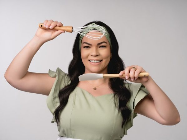 Carol Melo fatura até R$ 13 mil por dia com morango do amor — Foto: Cedida