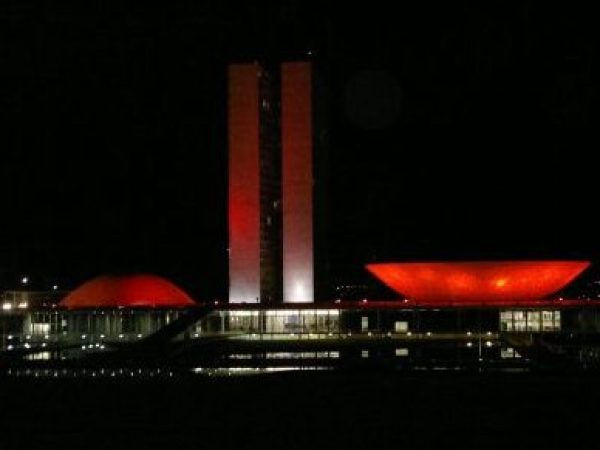 Congresso é iluminado de vermelho no Dia da Cardiopatia Congênita