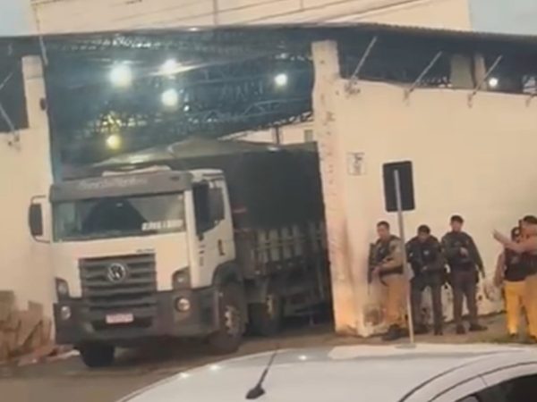 Homens mantiveram funcionários de distribuidora como reféns durante quase uma hora — Foto: Redes Sociais