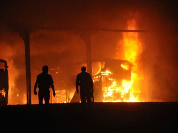 Imagem mostram ônibus queimados na São Geraldo - Magnus Nascimento