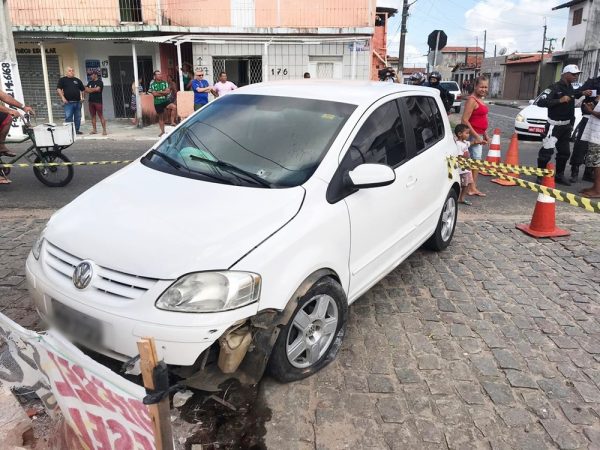 É possível ver a marca de uma perfuração no para-brisa do veículo — Foto: Kleber Teixeira/Inter TV Cabugi