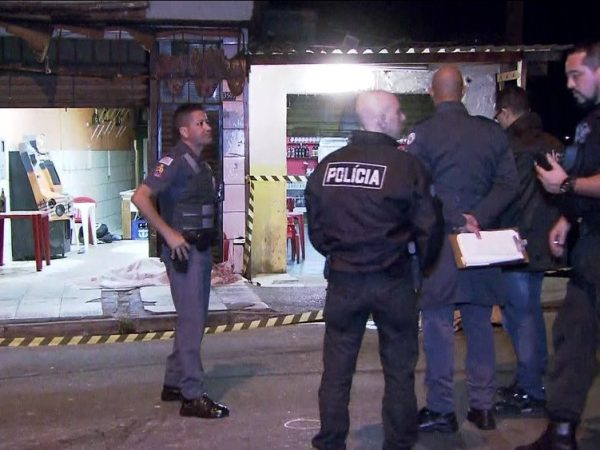 Quatro homens dispararam contra dois bares em Guarulhos (Foto: Reprodução/TV Globo)