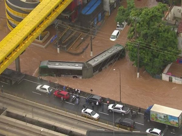 Ônibus ilhado em meio a alagamento em SP — Foto: Reprodução/TV Globo