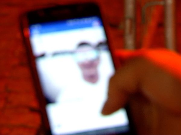 Suspeito de aliciar sexualmente crianças e adolescentes, homem trocava mensagens pelo whatsapp — Foto: Reprodução/Inter TV Cabugi