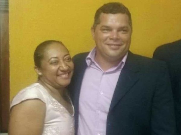 Francineide Nicolau dos Santos foi morta durante assalto a sítio em Brejinho, RN. Na foto, ao lado do marido, Arlindo Francisco, vereador de Passagem (Foto: Arquivo pessoal)
