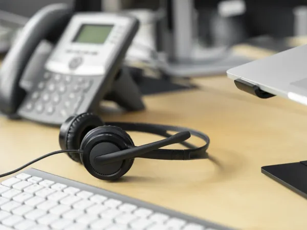 TELEMARKETING; MARKETING; CENTRAL; LIGAÇÕES; TELEFONES; ATENDIMENTO. Foto: Freepik