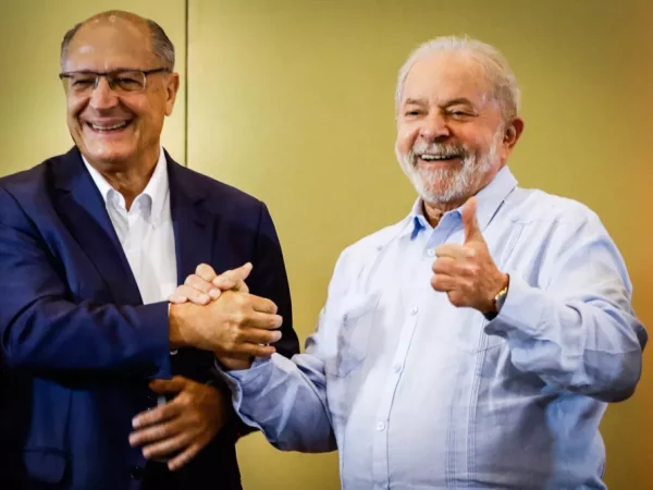 Alckmin e Lula durante reunião entre as diretorias do PT e do PSB sobre aliança para as eleições de 2022 — Foto: ALOISIO MAURICIO/FOTOARENA/FOTOARENA/ESTADÃO CONTEÚDO