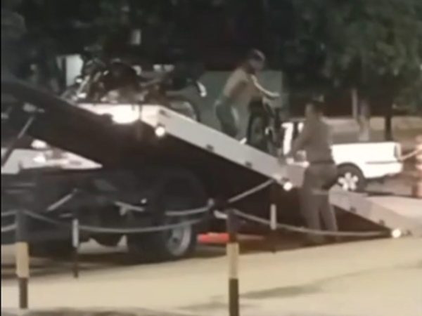 Homem sobe em guincho, solta moto apreendida em blitz e foge diante de policiais em Natal — Foto: Reprodução