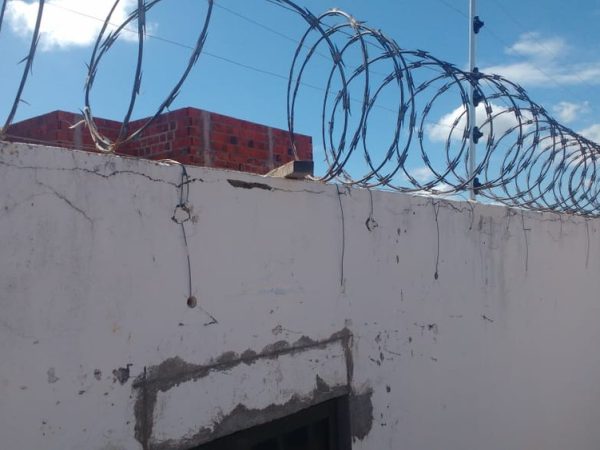 Espaço aberto no muro da Cadeia Pública de Mossoró, por onde 14 fugitivos teriam passado (Foto: Cedida)